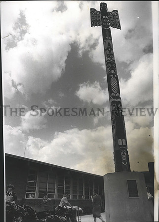 1975 Press Photo Fred Hoefel unveils a totem at Sacajawea Junior  High School