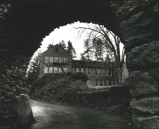 1983 Press Photo Mary Cliff High School exterior view