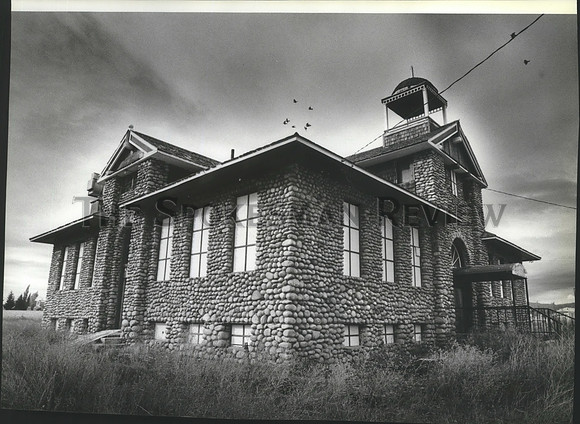 1985 Press Photo Rock exterior of McGuire School west of Post Falls