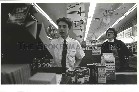 1994 Press Photo St Paschal's student John Erp checks out groceries at Rosauers