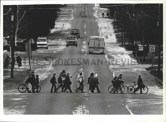 1994 Press Photo South Pines Elementary School students head for school