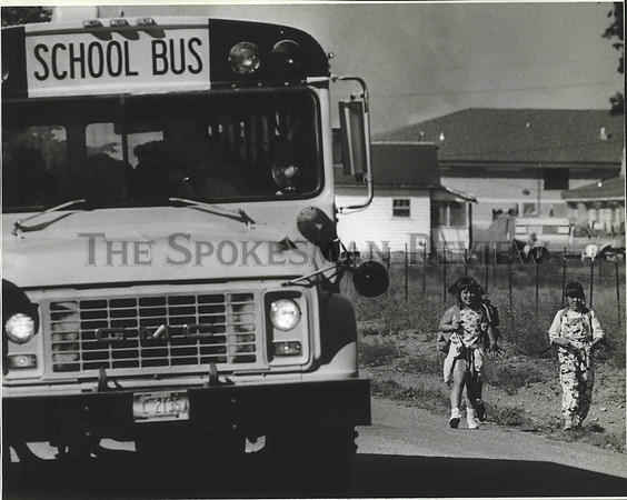 1993 Press Photo Cassie and Terah Cooper walk home from Post Falls School