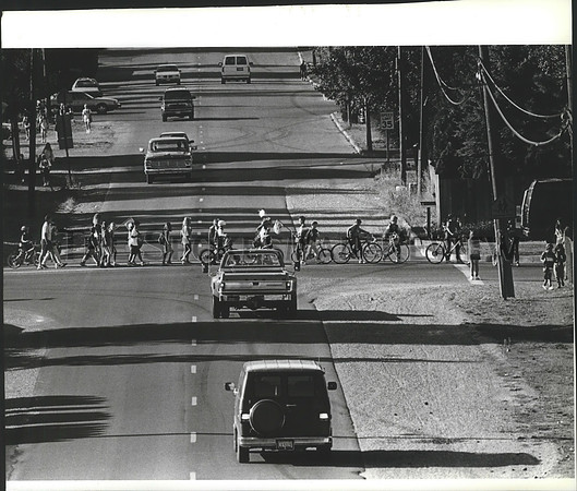 1993 Press Photo Children crossing the road to South Pines Elementary School