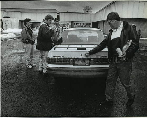 1993 Press Photo Driving instructor Fred Enders prepares for class