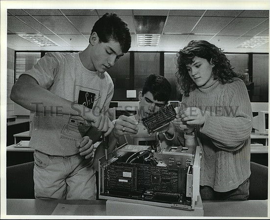 1993 Press Photo Riverside High School students assemble a computer