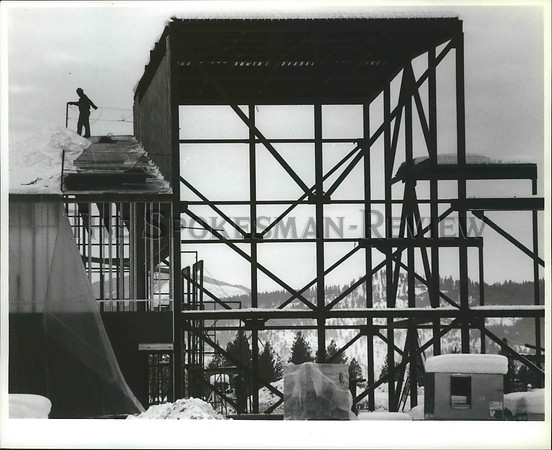 1993 Press Photo Mike Briscott works on the roof of new Colville High School