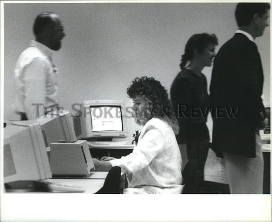 1992 Press Photo Crystal Zimmerman at Spokane Community College computer center
