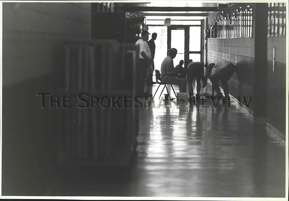 1994 Press Photo  Crowded students at Post Falls High School's hall