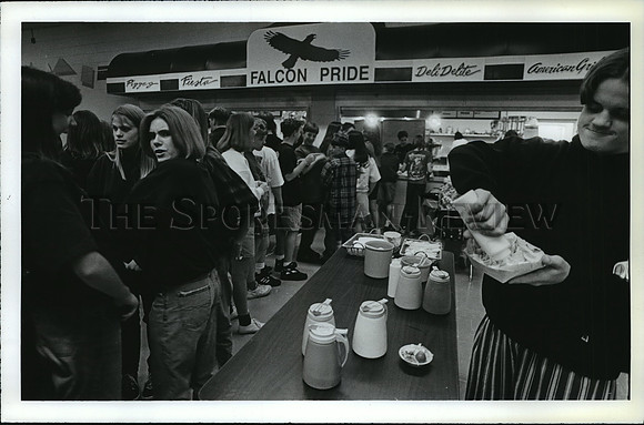1994 Press Photo Centennial Middle School students choose from menu options