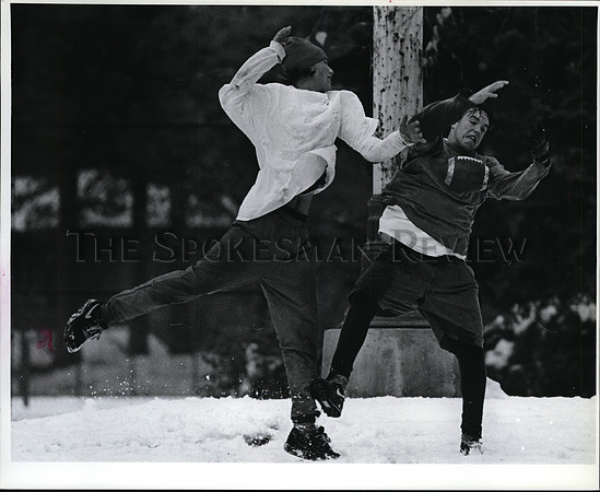 1994 Press Photo Matt Parivor at Cornstack Park during informal snow football
