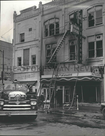 1962 Press Photo Fire burned the old, three-story brick building at N111 Howard