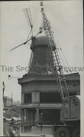 1946 Press Photo The Cambern Brothers Bakery windmill is removed in Spokane