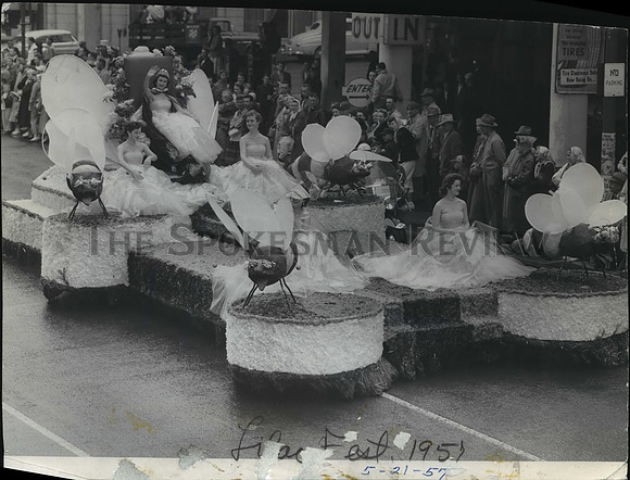 1957 Press Photo Women in Flouncy Dresses on a Float During the Lilac Festival