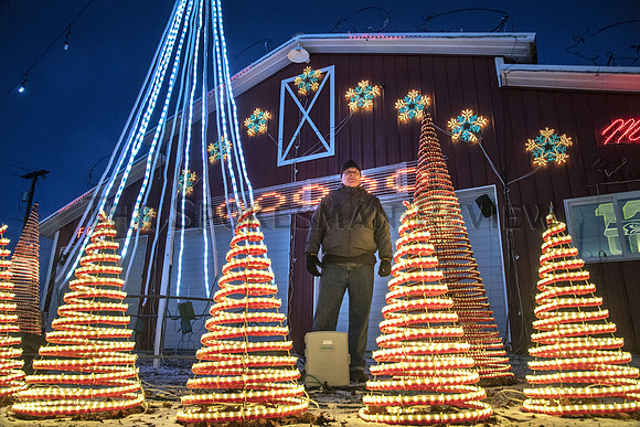 CHRISTMAS LIGHT DISPLAY KUHN 1