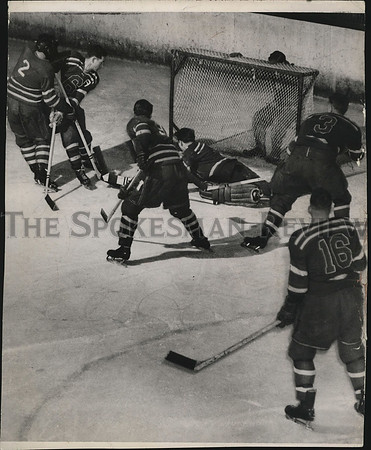 1999 Press Photo Hockey game between Spokane Flyers and Kimberley Dynamiters