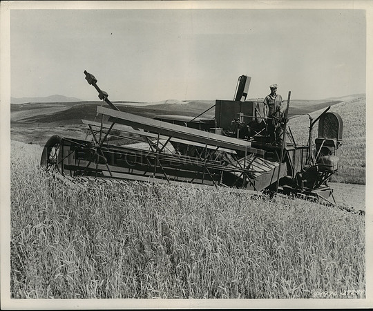 1949 Press Photo Case Model V-2 Combine operating around Pullman, Washington