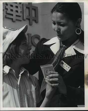 1974 Press Photo Reece Gibbons gets  Confucius engraving from Alice Tsui at Expo