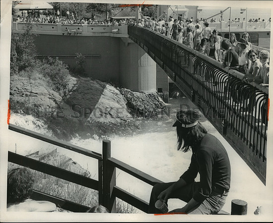 1974 Press Photo Kettle Falls daredevil Terry Brauner, stopped from doing stunt.