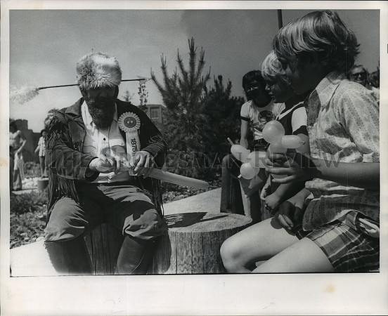 1974 Press Photo Canadian Clowns make balloon animal for young visitors to Expo.
