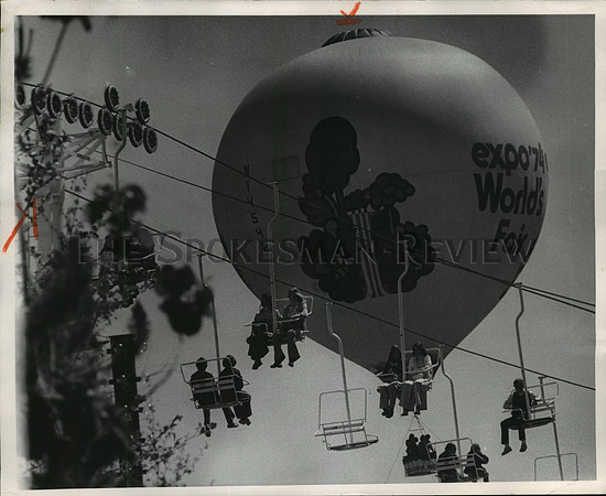 1974 Press Photo A hot-air balloon ride flies above the chairlift at Expo '74