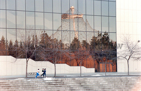 PAVILION REFLECTED IN OPERA HOUSE LIBO