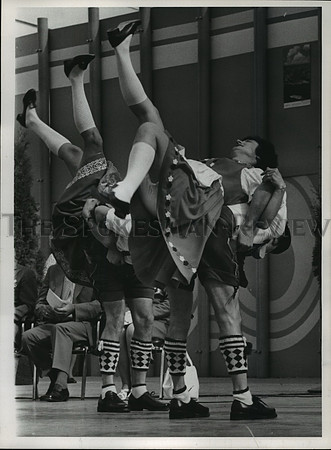 1974 Press Photo Dancers doing the Schuhplattler, a traditional folk dance.