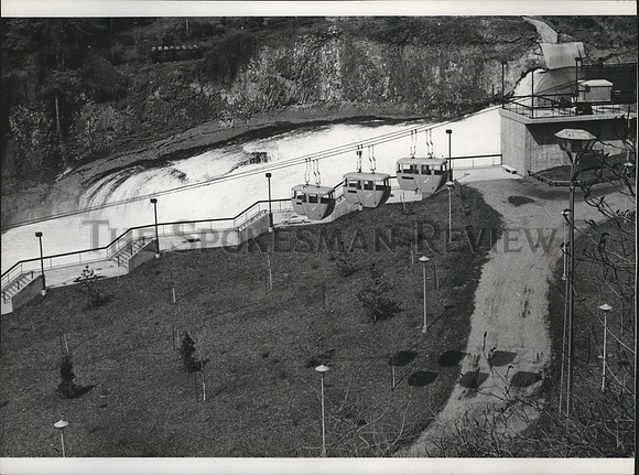 1975 Press Photo Gondola cars from Expo '74 along Huntington Park