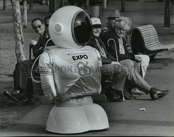 1986 Press Photo Ernie the Robot visits Riverfront Park, Expo '86 World's Fair