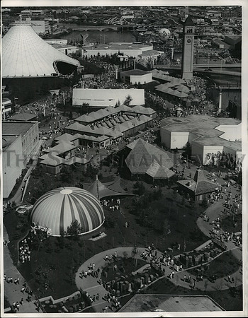 1974 Press Photo Opening day of Expo '74, the Theme Stream walkway is shown