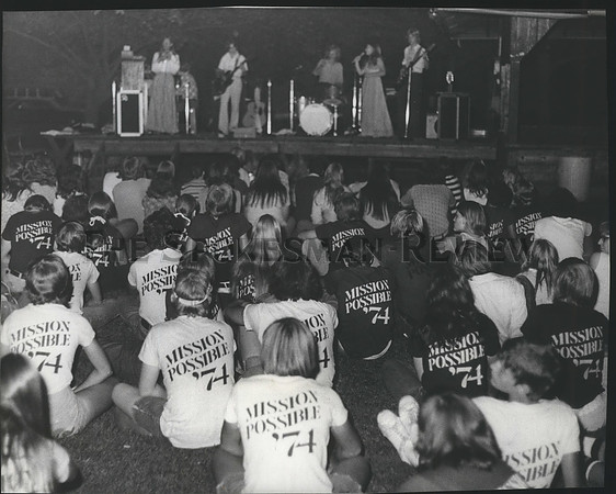 1974 Press Photo Mission Possible '74-participants watch concert at High Bridge