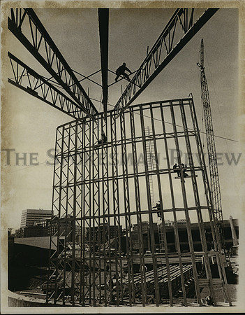 1974 Press Photo Iron worker erecting screen Expo '74 construction