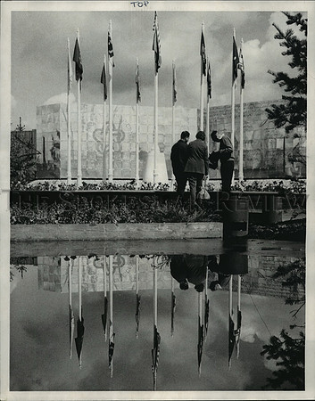 1974 Press Photo 3 Russians check maps near Expo '74 Purple Gate in Spokane