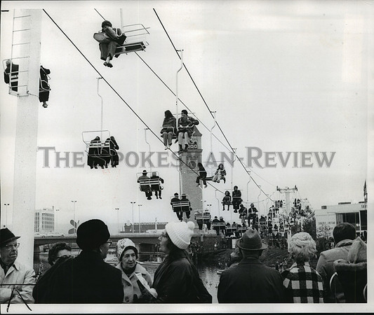 1974 Press Photo Fairgoers ride the chair lift on the final day of Expo '74