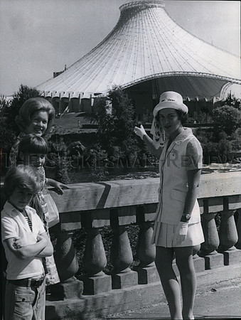 1974 Press Photo Mrs Pavilion, Anna Marie, Peter & Expo Guide Mary Jarboe