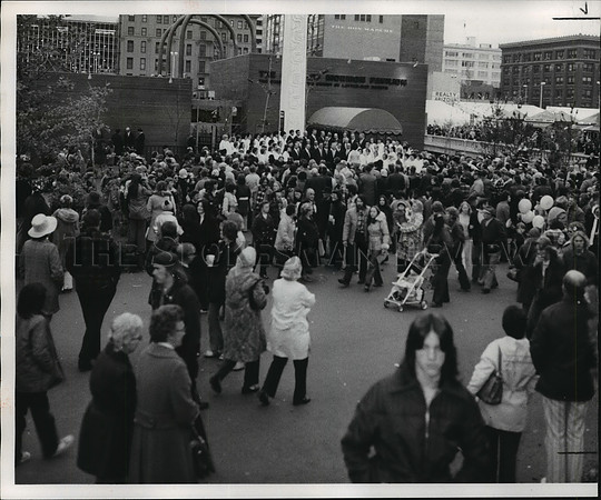 1974 Press Photo A crowd gathers for the final day of Expo '74 in Spokane