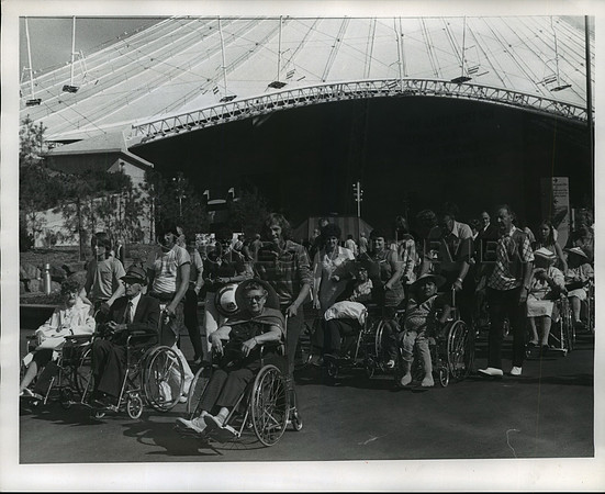 1974 Press Photo Spokane Lions Club aids seniors in attending Expo '74