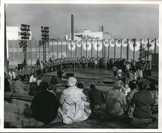1974 Press Photo Expo 74 Fair Amphitheaters Singers Entertain