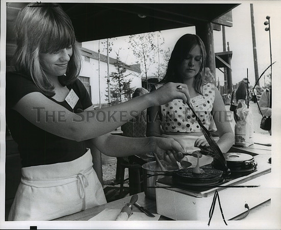 1974 Press Photo Margaret Murphy and volunteer Leslie Willman making Kruumkaker.
