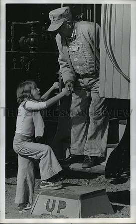 1974 Press Photo Roy LaLande assists Katy Thompson, up caboose steps-Expo '74
