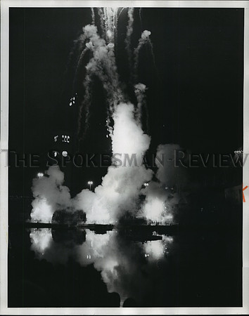 1974 Press Photo Lights and water highlighted Expo '74 closing ceremonies.
