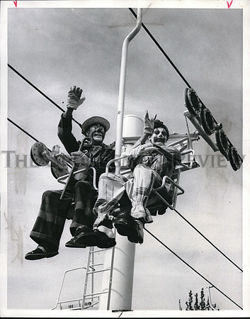 1974 Press Photo Clowns Frenchie and Jojo viewing Expo 74 from skyride