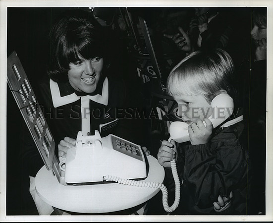 1974 Press Photo Tim Draggoo, Mary Spurlock at the Expo '74 Bell System Pavilion