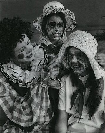 1974 Press Photo Spokane Children's Theater gave makeup demonstrations at Expo.