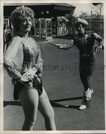 1974 Press Photo John Brady and his wife Vi perform rope tricks at Expo '74.