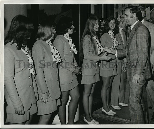 1974 Press Photo Washington State Pavilion guides and Governor Dan Evans
