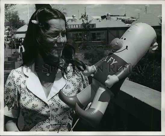 1974 Press Photo Sue Harmon shows off the prize she won on Expo '74 Midway.