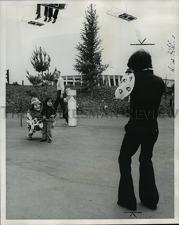 1974 Press Photo Family take photo of their child next to clown at Expo '74 fair