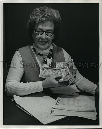1974 Press Photo Mrs. Albert L. (June) Hampton, Expo '74 Currency Exchange.