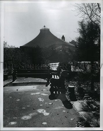 1974 Press Photo Expo '74 benches sit in solitude after the Expo is over