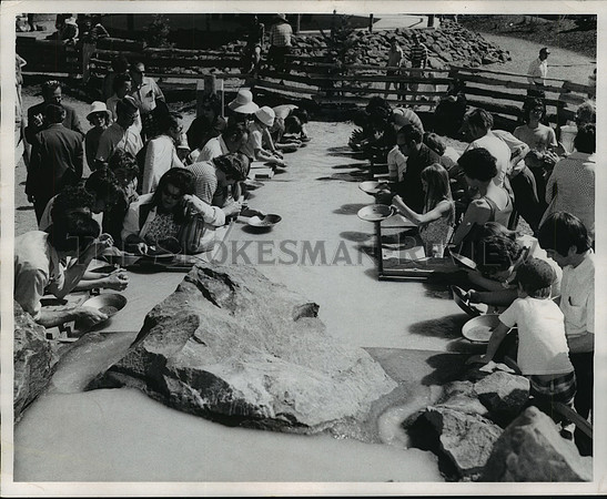 1974 Press Photo Panning for gold at Smithsonian Folklife Festival Expo '74